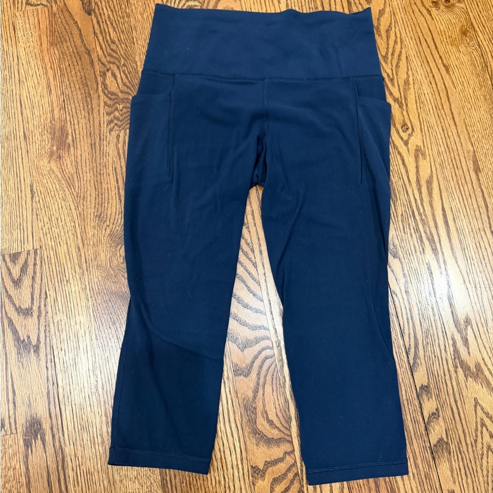 Athleta Salutation Stash Pocket Tight Navy Blue Capri Leggings Women’s Size SP